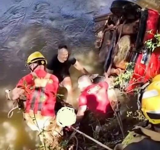 Carro caiu de ponte e foi parar em arroio entre Vitória das Missões e São Miguel das Missões