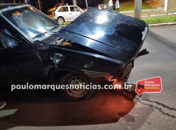 Colisão entre um VW Gol e uma Ford Pampa ocorreu no início da noite deste sábado, sem registro de feridos.