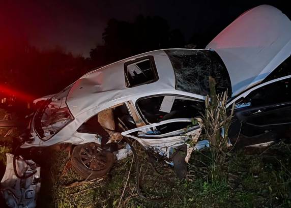 Colisão entre dois veículos deixa vítimas fatais e bloqueia a rodovia