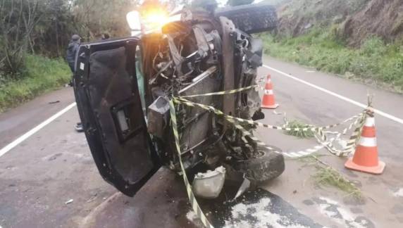 Caminhonete capotou durante a madrugada; outra ocupante ficou ferida e foi levada ao hospital