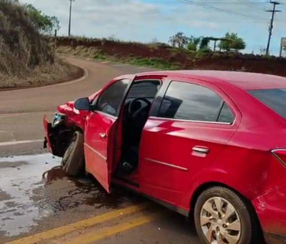 Colisão entre dois veículos mobilizou equipes de resgate e causou lentidão no trânsito na manhã deste domingo