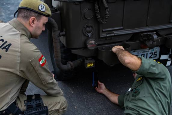 Ao menos quatro pessoas foram atingidas. Uma idosa fraturou o tornozelo e foi encaminhada em estado grave ao hospital