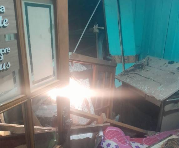 Veículo descontrolado atinge casa no bairro Fátima, sem deixar feridos