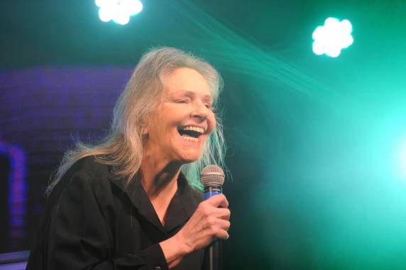 Com auge entre as décadas de 1980 e 1990, cantora é dona do hit ''Gotas de Sangue''