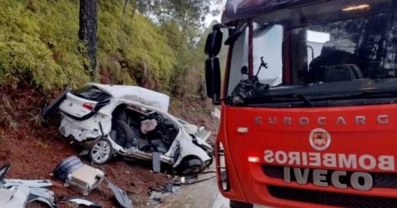 Colisão entre caminhonete e carro resultou na morte de dois homens; passageiro da S10 foi socorrido com ferimentos, e a PRF investiga as causas.