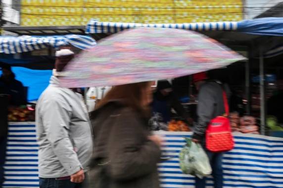 Dia também será marcado por rajadas de vento de intensidade moderada a forte na faixa Leste e na Serra ao longo do dia