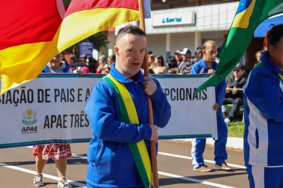 O desfile trouxe para a rua a diversidade cultural e social de Três de Maio