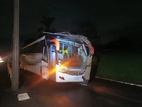 Motorista sofreu ferimentos leves e parte da cidade ficou sem energia após o acidente