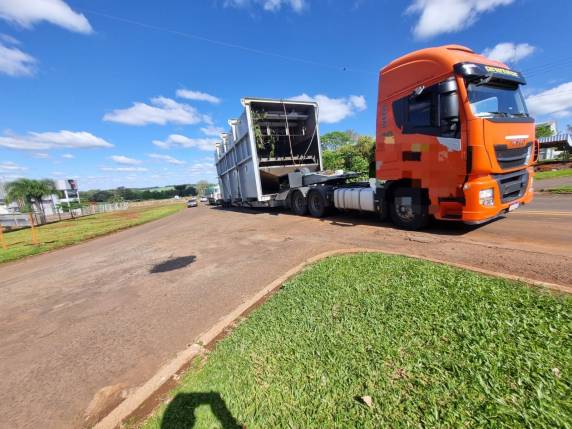 Veículo transportava equipamento de 27 toneladas e precisou de auxílio para seguir viagem