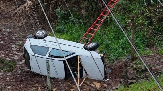 Vítima de 65 anos foi encontrada sem vida dentro do carro.