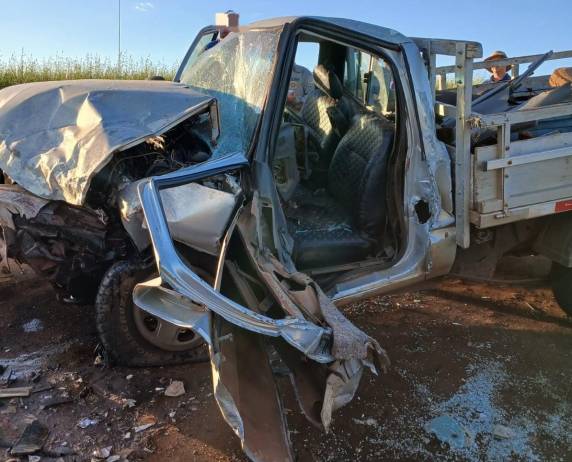 Colisão frontal entre caminhonete e carro mobiliza bombeiros e Samu na comunidade de Rincão dos Anjos