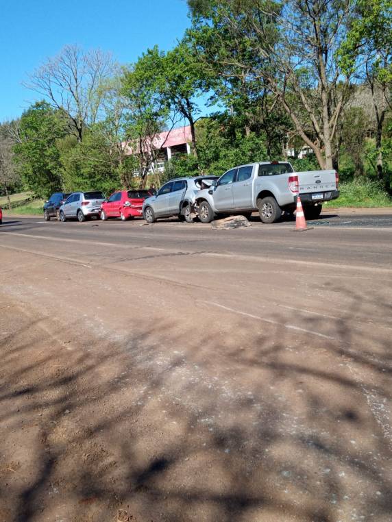 Acidente ocorreu próximo ao Parque de Exposições e deixou feridos