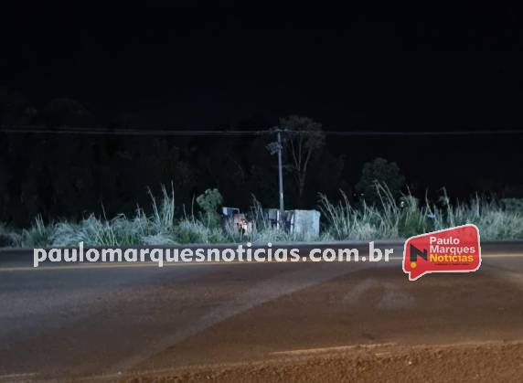 Veículo teve pane mecânica e tombou após atravessar a rodovia; motorista não se feriu
