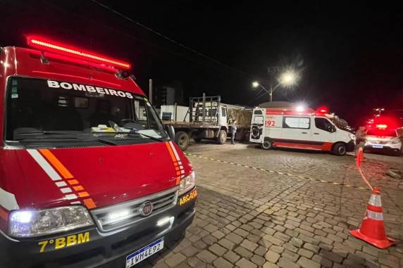 Veículos estavam estacionados no posto e a vítima morreu no local. A Polícia Civil investiga o que pode ter causado o acidente