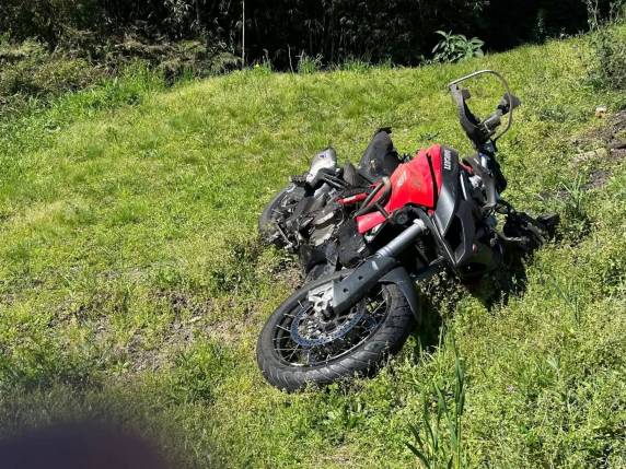 Colisão entre moto e Jeep Renegade ocorreu no trevo do São José nesta sexta-feira (12)
