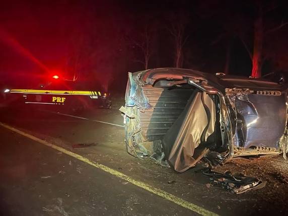 Fiat Toro conduzida pelo menor colidiu em árvores, tombou na pista e foi atingida por dois veículos
