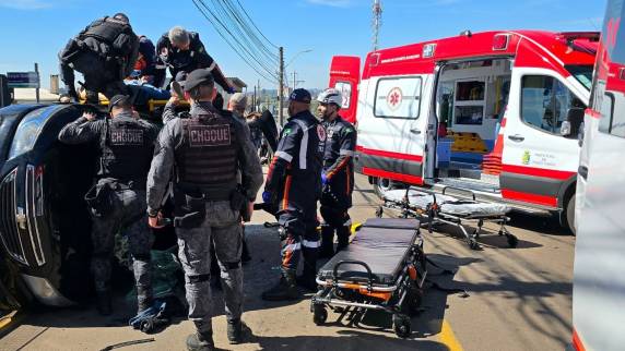 Veículo furtado fugia da Brigada Militar quando colidiu em dois carros; vítimas do Onix ficaram presas nas ferragens e foram resgatadas pelos bombeiros