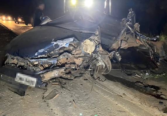 Impacto entre Gol e Corsa ocorreu próximo à comunidade de Baliza; vítimas ficaram presas às ferragens e foram encaminhadas ao hospital