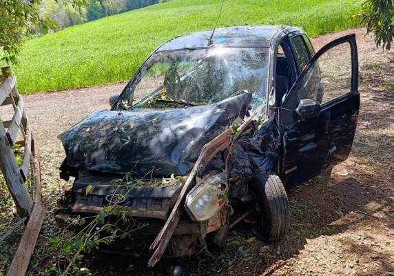 Condutora perdeu o controle do veículo e colidiu em árvores na BR-472, próximo à Bela União