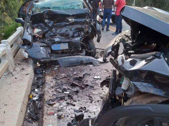 Acidente ocorreu no final da tarde deste domingo (14) e bloqueou totalmente a rodovia; PRF atendeu a ocorrência