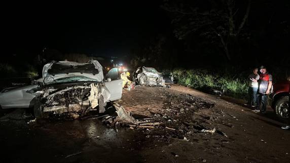 Acidente ocorreu na noite deste domingo (14) e envolveu um Ford Focus e um Honda Civic