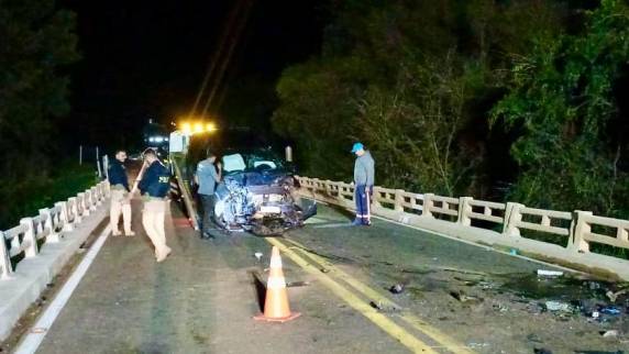 Casal que estava em um Siena morreu no local; condutor de uma Toro, com sinais de embriaguez, foi encaminhado à polícia após atendimento médico.