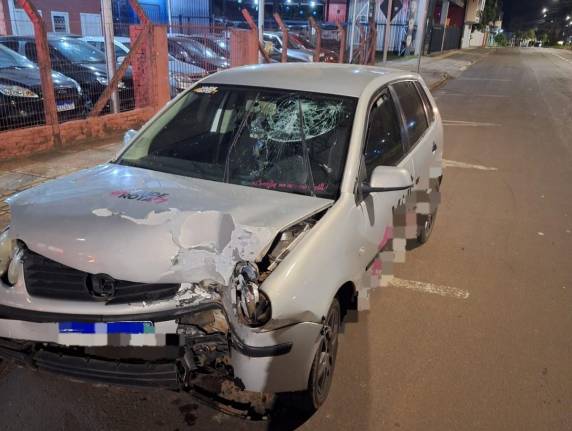 Condutor de 35 anos colidiu com um poste na Avenida Expedicionário Weber e foi encaminhado à UPA