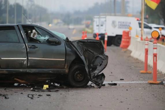 Colisão contra o guard-rail do canteiro central da rodovia aconteceu por volta das 5h. Robson Stradiotti e Anthony David Morales Davila morreram no local