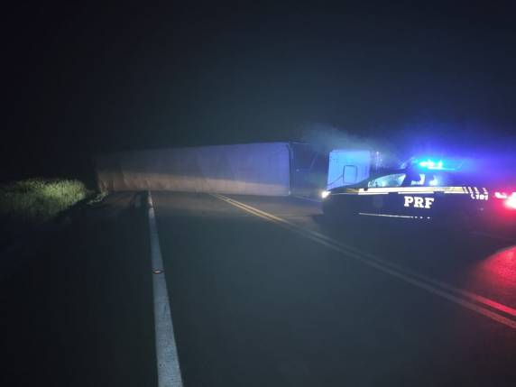 Rodovia está bloqueada no km 369 desde a madrugada; desvio só permite passagem de veículos leves e caminhões vazios de pequeno porte