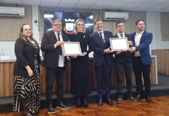 Drª Laura Redel e Dr. Leonardo Lamachia receberam moção de reconhecimento aprovada por unanimidade pelos vereadores