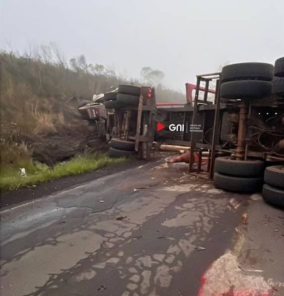 Acidente no amanhecer desta terça bloqueia totalmente a rodovia; Polícia Rodoviária Estadual atende a ocorrência
