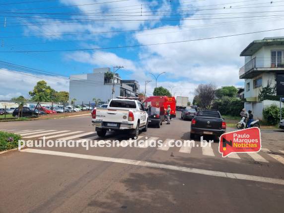 Acidente ocorreu ao meio-dia na Avenida Santa Rosa, no Centro de Três de Maio; menina foi socorrida pelos bombeiros e levada ao hospital.