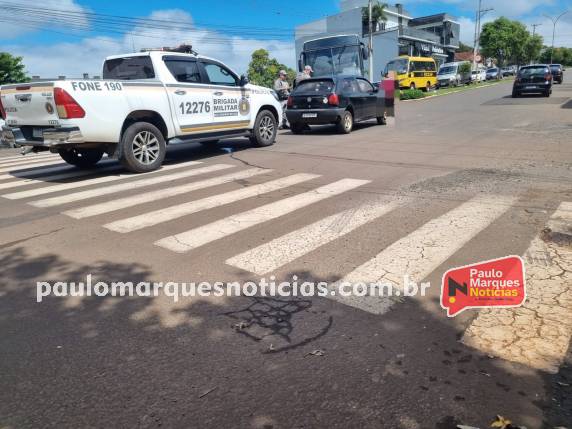 Acidente ocorreu ao meio-dia na Avenida Santa Rosa, no Centro de Três de Maio; menina foi socorrida pelos bombeiros e levada ao hospital.