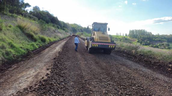 Secretário de Obras acompanha trabalhos que visam dar mais segurança e fluidez ao tráfego pesado