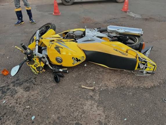Colisão ocorreu no fim da tarde desta terça-feira (16), na rótula do Macedo; vítima foi encaminhada ao Hospital Bom Pastor.