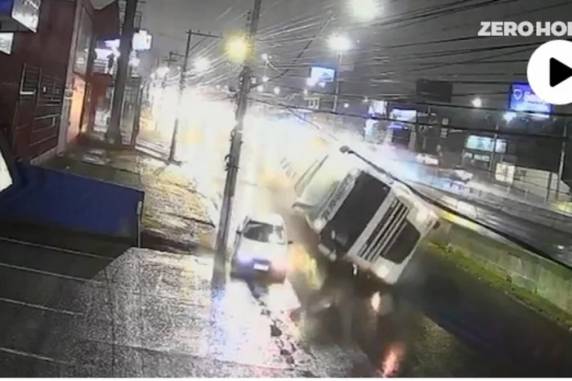 Fato aconteceu na noite de segunda-feira. Condutor do veículo de passeio não se feriu e caminhoneiro teve lesões leves