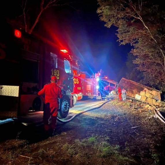 Condutor de 25 anos foi parcialmente ejetado da cabine e precisou de resgate do Corpo de Bombeiros e SAMU