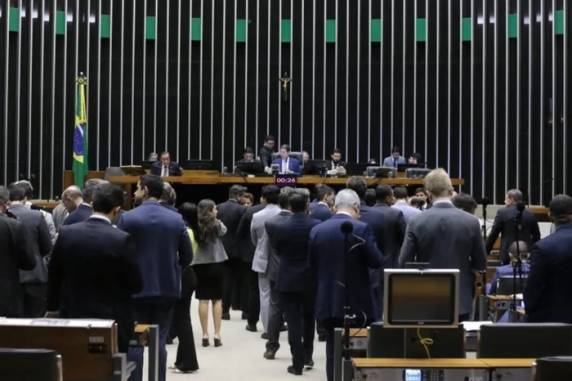 Texto determina que investigações contra senadores, deputados e presidentes de partidos passem por autorização do Legislativo