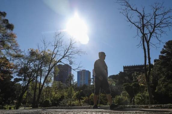 Apesar de um amanhecer mais fresquinho, a temperatura sobe rápido durante a tarde e atinge níveis mais elevados, especialmente no oeste e no noroeste do Estado