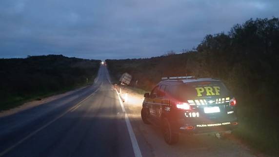 Acidente entre dois caminhões ocorreu na noite desta terça-feira (16) e deixou a rodovia bloqueada por horas