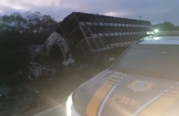 Acidente entre dois caminhões ocorreu na noite desta terça-feira (16) e deixou a rodovia bloqueada por horas