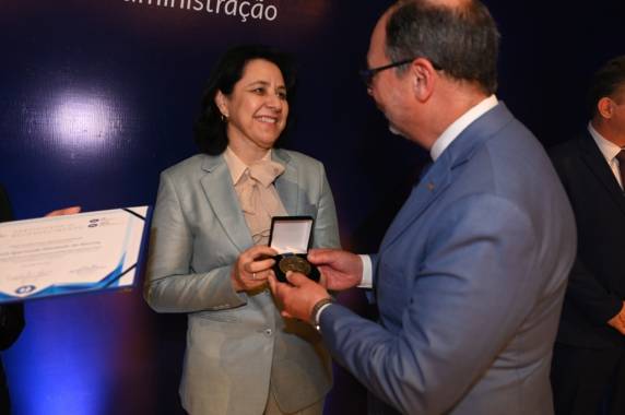 Homenagem reconhece trajetória de Vanderli de Barros na gestão hospitalar e na defesa da rede filantrópica de saúde no Rio Grande do Sul.