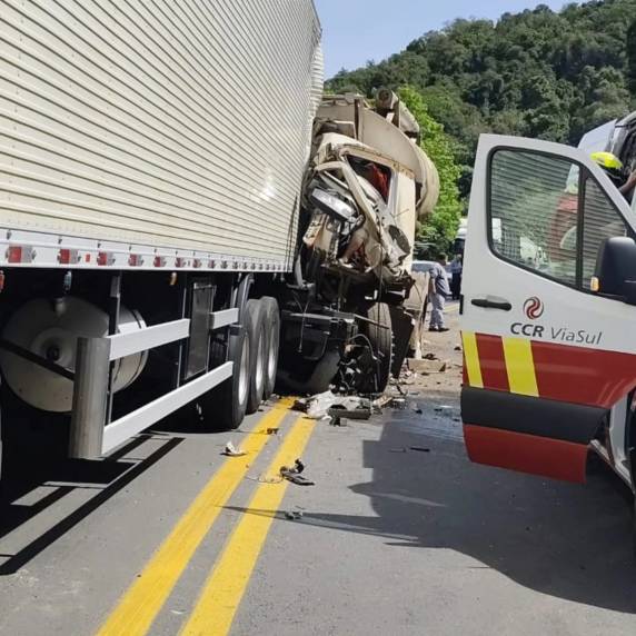 Engavetamento ocorreu no km 307 da rodovia, na região da Serra, no fim da manhã desta quinta-feira (18)