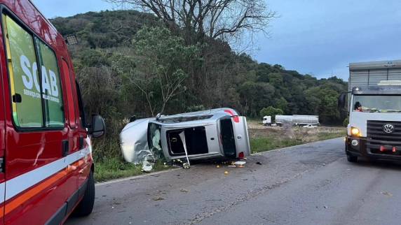 Colisão entre dois veículos deixou vítimas presas às ferragens; feridos foram encaminhados ao Hospital Santa Lúcia