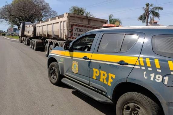 Veículos transportavam feijão e areia. Caminhões foram autuados e tiveram transbordo da carga excedente