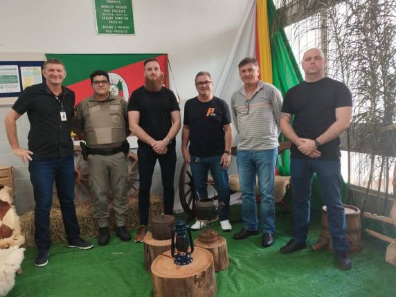 Reunião tratou de transporte público, vagas especiais, alterações viárias e programação da Semana Nacional do Trânsito