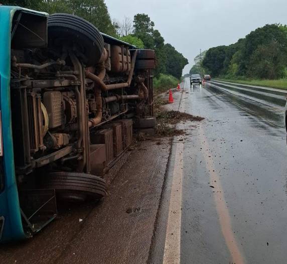 Veículo transportava passageiros de Santa Rosa para evento religioso em Santa Maria