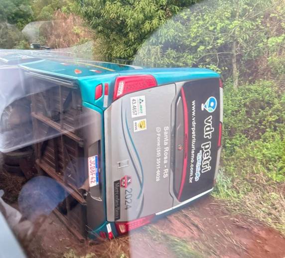 Veículo transportava passageiros de Santa Rosa para evento religioso em Santa Maria