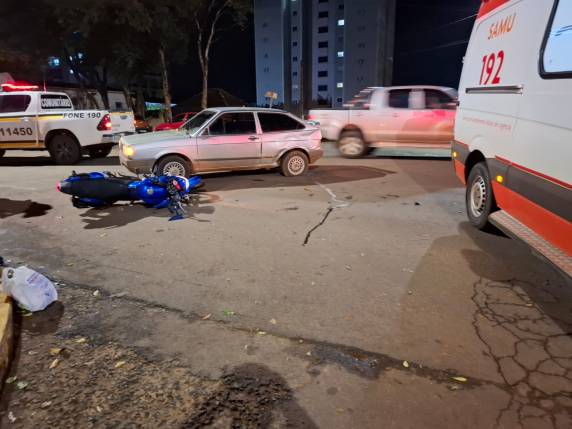 Colisão envolveu uma motocicleta Fazer e um Gol na noite deste sábado (20)