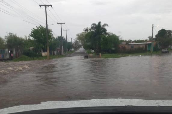 Cerca de cem casas foram afetadas, conforme a Defesa Civil municipal